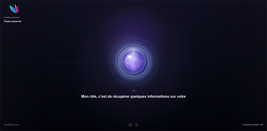 Interface sombre de l’entretien autonome LYA avec orbe animée et question en cours.